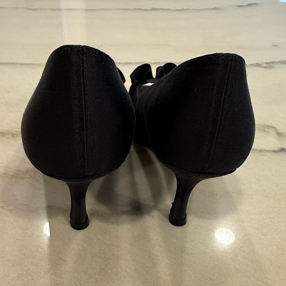 Stuart Weitzman Heels Size 6.5 Black Satin Ruffle - Picture 8 of 15